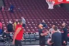 要把人笑死！看完TT这抛投水平，我感觉自己也能打NBA