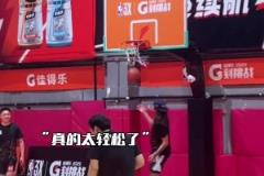 篮筐都扣歪了！戈登中国行给球迷表演多记创意扣篮！