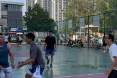 网红方良超在热门网红野球场打野球 连续两次晃倒认真防守的小伙