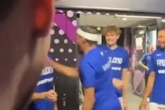 玩这么变态的吗马尔卡宁领军的芬兰男篮赛前庆祝竟是互扇巴掌