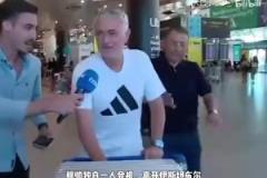 曾经意气风发的穆里尼奥心情稍显低落，独自一人等待航班回葡萄牙