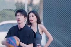 来搞笑的？小伙想在美女面前装X秀球技，结果连续两投都打铁