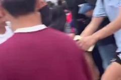 詹姆斯抵达上海交通大学场外球迷陷入疯狂&疯狂追车喊LBJ