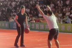 你可能防得住奥尼尔，但你未必能防住“肘子姐”