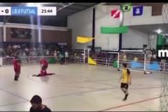 悲剧！巴西五人制赛场门将胸部挡出点球后倒地逝世
