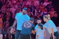爱打篮球的新郎 那你们的婚礼上一定要用这首歌曲！