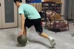 国家队的后卫都没有这运球水平？这位小学生运球到底有多牛？