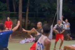 “他到底做了什么事情被球场上的人如此追杀”