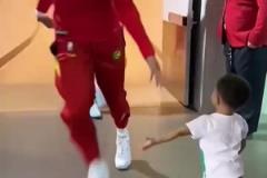 爆火出圈！哈特布伦森嘲笑佩恩的搞笑发型！“就像薯条一样”