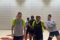 队内氛围这一块~李月汝和队友们合拍视频在一旁耍宝