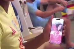 热恋期亚马尔在更衣室向队友展示自己的手机壁纸