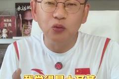 好家伙真背打啊！两位打篮球的小姐姐在野球场蛮力背打进内线